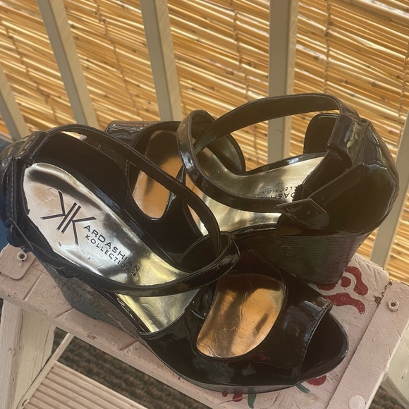 Kardashian Kollection ‘Paparazzi’ black patent/blue snakeskin platforms, size 7 - Picture 4 of 5